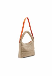 Sac à main en peluche beige avec une surface texturée, doté d'une sangle ajustable orange et d'une poignée courbée. Le design comprend des sections cousues.