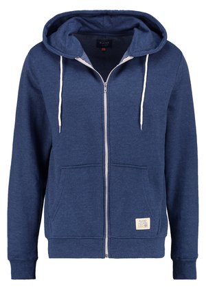 Mornarsko plava zip-up dukserica s prednjim džepom, podesivom kapuljačom, rebrastim manžetama i malom etiketom na donjem prednjem dijelu. Mekana tkanina.