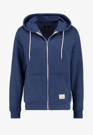 Marineblauwe rits-hoodie met een voorzak, verstelbare trekkoordkap, ribbelmanchetten en een klein label op de onderzijde van de voorkant. Zachte stoftextuur.