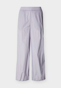 Vybrané, vibrant silver-coloured