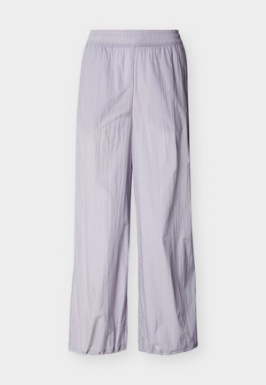 Pantalones ligeros de color púrpura claro con cintura elástica y piernas anchas, mostrados sobre un fondo blanco liso.