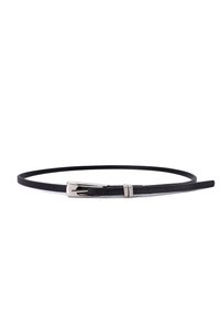 Cintura in pelle nera con una superficie liscia, dotata di una fibbia in metallo argento e due anelli in metallo decorativi, progettata per un aspetto elegante e minimalista.