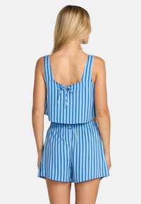Μπλε ριγέ ολόσωμο φορμάκι με στρογγυλή πλάτη, ελαστική μέση και λεπτομέρεια δέσιμου. Διαθέτει κάθετες λευκές ρίγες και άνετη εφαρμογή.