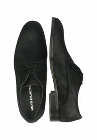 Svarta läderskor med en texturerad yta, med rund tå, snörning och en låg, fyrkantig klack. Den släta svarta sulan kompletterar designen.