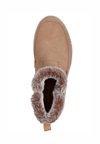 Beige Wildlederschlupfschuh mit einem flauschigen braunen Kunstfellkragen und strukturiertem Sohlenprofil. Mit einer Schlaufe zum einfachen Anziehen.