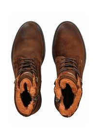 Botas de cuero marrón con forro de piel texturizada, puntera redonda y cierre con cordones. Presentan detalles de metal y una suela robusta.