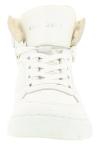 Weißer High-Top-Sneaker mit strukturiertem Stoffoberteil, weichem Futter aus Fleece, flachen Schnürsenkeln und dezentem silbernem Markenlogo auf der Zunge.