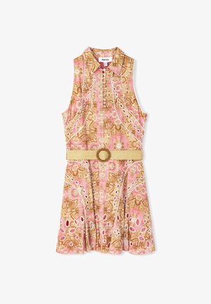 Robe sans manches rose avec un motif floral doré, des accents en dentelle, un devant boutonné et une ceinture dorée avec une boucle ronde.