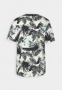 Triko s krátkým rukávem v světlé krémové barvě, s tmavě a světle modrým tropickým vzorem listů a květin, kulatý výstřih, měkká texturovaná tkanina.