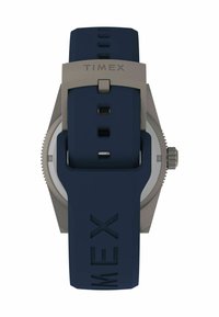 Zegarek Timex z ciemnoniebieskim silikonowym paskiem, stalowymi elementami i fakturowaną klamrą. Koperta ma okrągły kształt z przezroczystą tarczą.