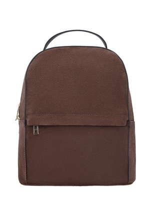 Brauner rechteckiger Rucksack mit einem oberen Griff und einer vorderen Reißverschlusstasche, mit wildlederähnlicher Textur und minimalistischem Design.