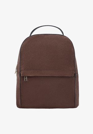 Brauner rechteckiger Rucksack mit einem oberen Griff und einer vorderen Reißverschlusstasche, mit wildlederähnlicher Textur und minimalistischem Design.