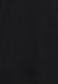 Schwarzer Pullover mit weichem, strukturiertem Strick, mit geripptem Saum und Bündchen. Das Material wirkt leicht und gemütlich.