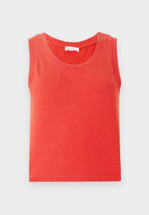 Czerwony bawełniany top na ramiączkach z szerokimi ramiączkami, okrągłym dekoltem i prostym dołem. Gładka tekstura bez wzorów i ozdób.