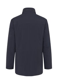 Marineblaue Jacke mit hohem Kragen, texturiertem Finish und subtiler Eleganz. Merkmale eines schlichten Designs ohne sichtbare Beschläge oder Verzierungen.