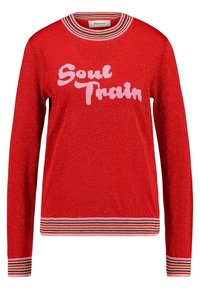 Roter glitzernder Pullover mit der Aufschrift "Soul Train" in weißen Buchstaben. Gerippter, mehrfarbiger Kragen und Bündchen mit gestreiften Akzenten am Saum.