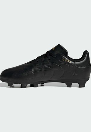 Scarpa da calcio nera con tomaia in pelle liscia, pannello laterale testurizzato, punta tonda e tacchetti in plastica neri per la trazione. Accento dorato con la scritta "COPA".