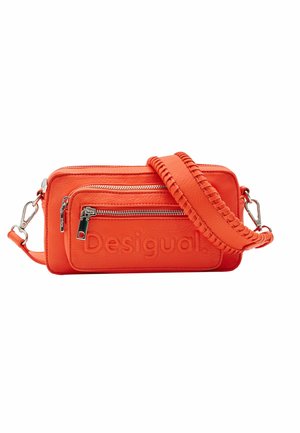 Bolso bandolera rectangular naranja con dos compartimentos con cremallera y el nombre de la marca grabado en el bolsillo delantero.