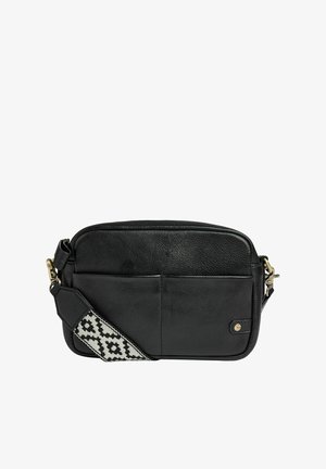 Geantă crossbody din piele neagră cu o finisare texturată, având o curea împletită cu un model, două buzunare frontale și un accent din metal aurit.