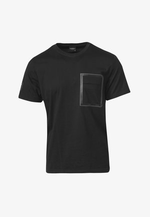 Černé tričko s krátkým rukávem vyrobené z bavlny. Má průhlednou kapsu na levé straně hrudníku a kulatý výstřih.