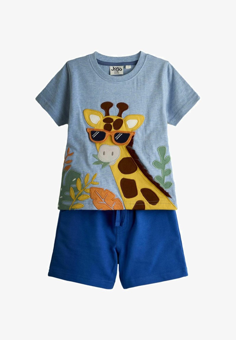Strój dla malucha z jasnoniebieską koszulką z żyrafą w okularach przeciwsłonecznych i niebieskimi spodenkami.