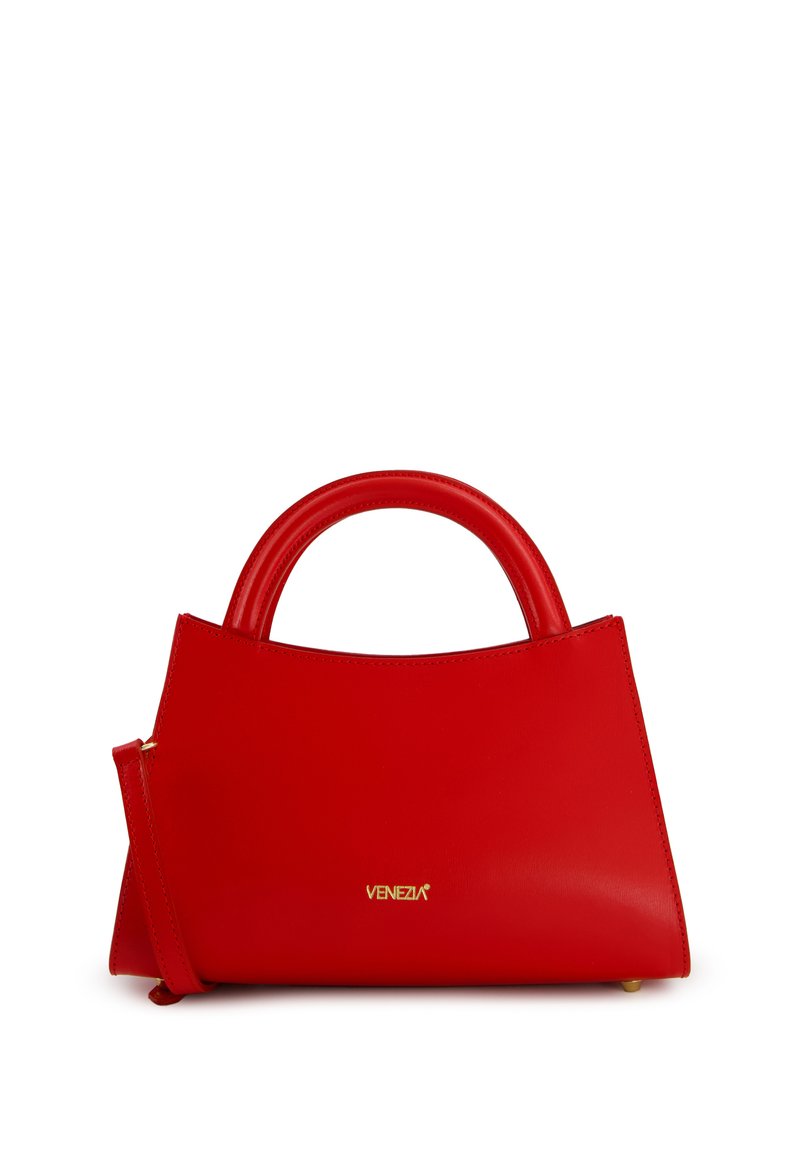 Rote Lederhandtasche mit geometrischer Form, ausgestattet mit einem runden Griff und einem abnehmbaren Tragriemen. Goldenes Logo-Highlight auf der Vorderseite.