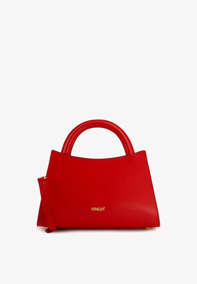 Rote Lederhandtasche mit geometrischer Form, ausgestattet mit einem runden Griff und einem abnehmbaren Tragriemen. Goldenes Logo-Highlight auf der Vorderseite.