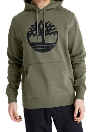Felpa verde oliva con tasca a marsupio, polsini a coste e logo nero di un albero sul davanti. Realizzata in un tessuto morbido per il massimo comfort.