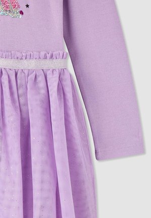 Abito lilla con parte superiore in jersey a maniche lunghe e gonna a strati in tulle, arricchita da una cintura argentata e dettagli glitter.