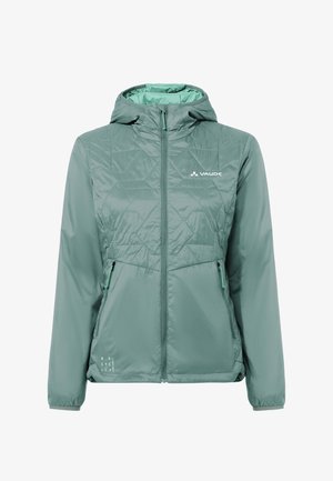Giacca verde trapuntata con cappuccio, cerniera frontale, tasche con cerniera e logo "Vaude" sul petto, progettata per l'uso all'aperto.