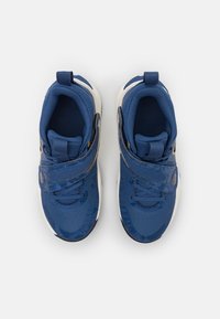 Nike Performance TEAM HUSTLE 11 UNISEX - Zapatillas de baloncesto - mystic navy/black/pale ivory/metallic gold