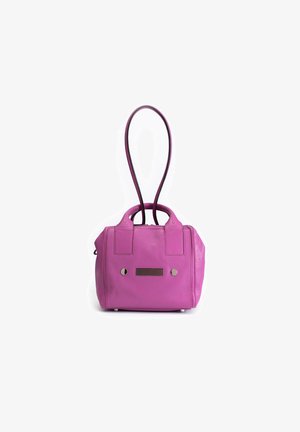Roze leren handtas met twee korte handvatten, een vierkante vorm, metalen accenten en een textuurpaneel aan de voorkant. Gladde oppervlakte.