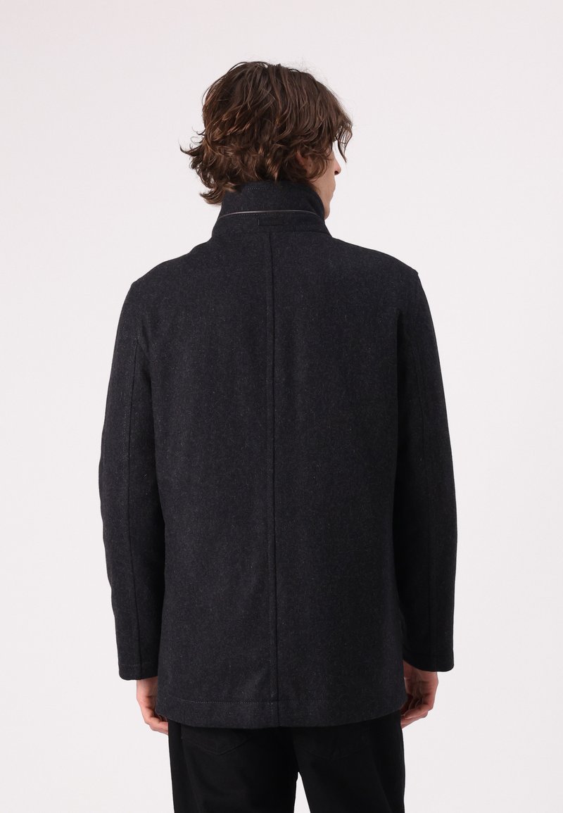 Wollmischungsjacke in Dunkelgrau mit hohem Kragen, langen Ärmeln und einer strukturierten Form mit einer Naht entlang der Mitte des Rückens.