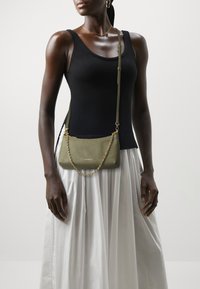 Coccinelle AURA - Rankinė - laurel green