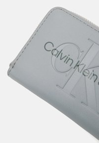 Calvin Klein Jeans SCULPTED ZIP AROUND - Peňaženka - quarry
