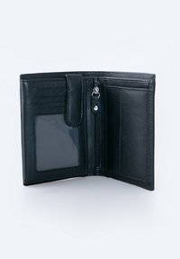 Portafoglio in pelle nera aperto per mostrare diversi scomparti per carte, una tasca trasparente per l'ID e un vano con zip per monete o piccoli oggetti.