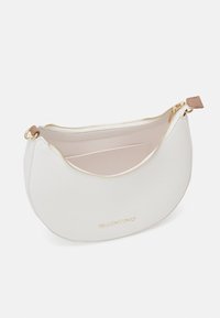 Weißes LederBag in Halbmondform mit goldenem Reißverschluss und Akzenten. Das Innere verfügt über ein hellrosa Futter und eine Einschubtasche. Das Markenlogo ist sichtbar.