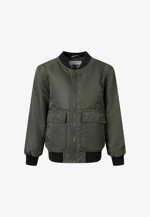 Jachetă bomber verde măsliniu cu fermoar frontal, două buzunare cu clapetă și manșete și guler negre, striate.