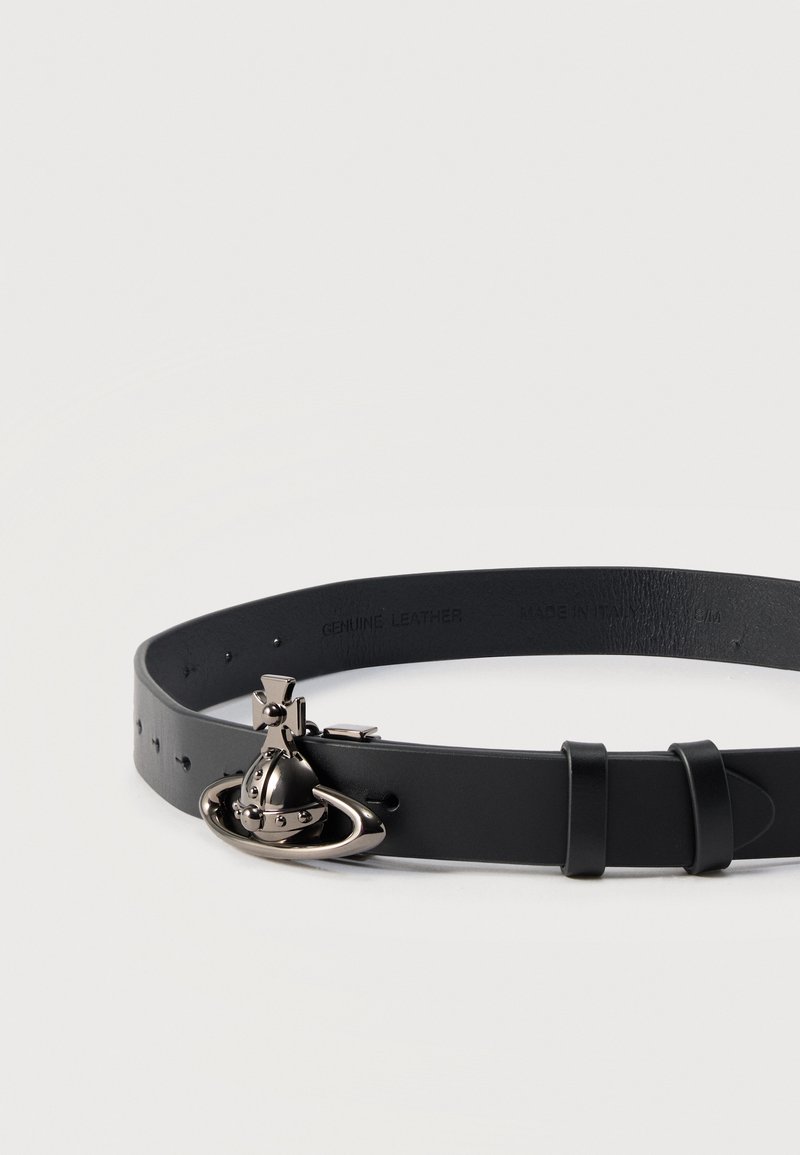 Cintura in pelle nera vera con fibbia a emblema metallico a forma di globo e croce, dotata di più fori per la regolazione e due passanti su sfondo neutro.