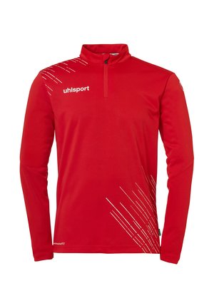 Rode sporttop met lange mouwen en een halve rits kraag. Heeft witte diagonale lijnen en een logo op de linkerborst. Gemaakt van lichtgewicht, gladde stof.