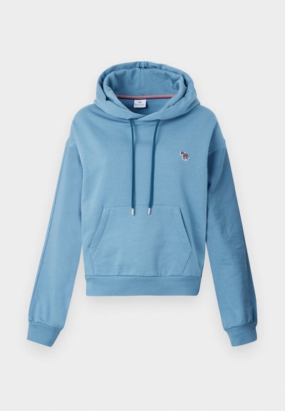 Fleece azul claro feito de mistura de algodão, com capuz ajustável por cordão, bolso canguru frontal e um pequeno bordado de animal multicolorido.