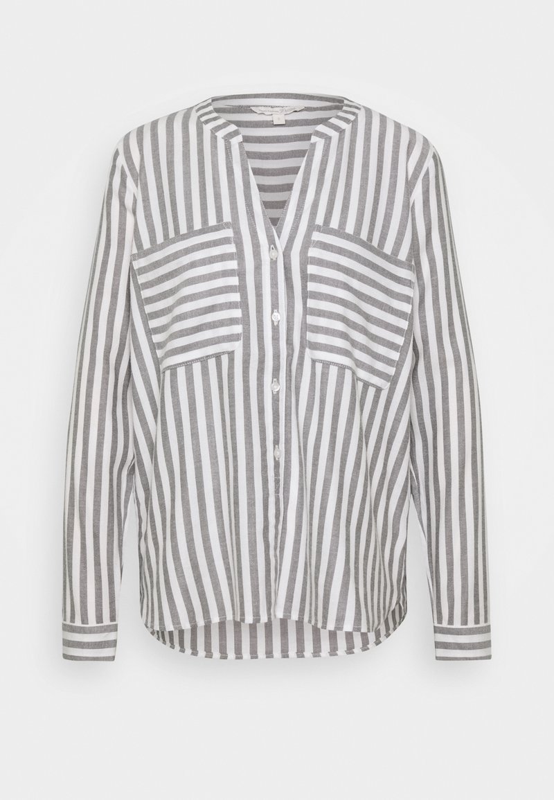 Chemise à manches longues boutonnée avec des rayures verticales grises et blanches et deux poches poitrine avec des rayures horizontales.