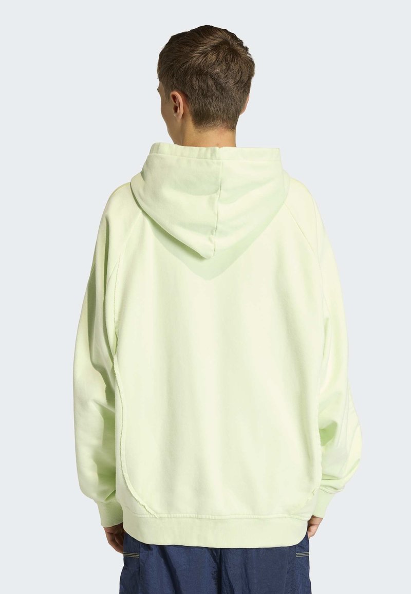 Sweat à capuche oversize vert clair avec capuche à cordon de serrage, poignets et ourlet côtelés, présentant une texture lisse et une coupe décontractée, vu de dos.
