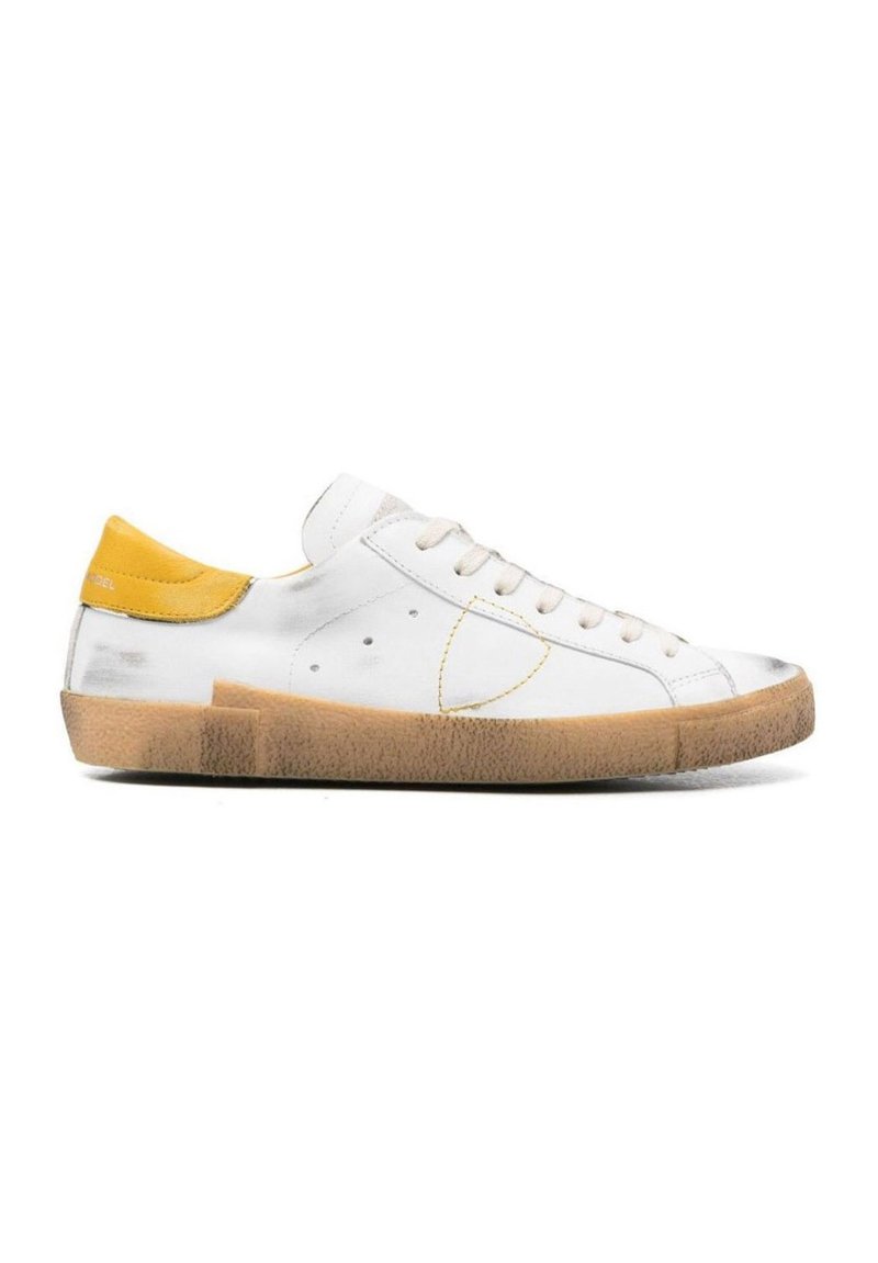 Sneakers bianchi in pelle con tallone giallo e suola in gomma beige. Presentano accenti cuciti e design con lacci. Suola testurizzata.