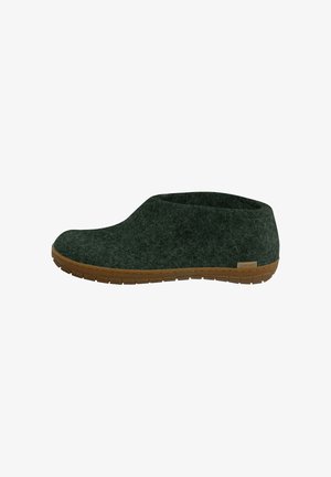 Pantofole in feltro verde scuro a taglio basso con suola in gomma marrone dalla texture ruvida, progettate per il comfort indoor e un uso casual.
