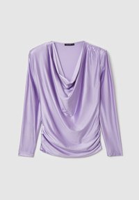 Top a maniche lunghe color lavanda con scollatura drappeggiata e dettaglio arricciato sul lato, realizzato in un tessuto liscio e lucido.