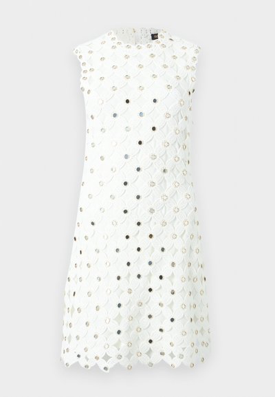 Λευκό αμάνικο φόρεμα με λουλουδένιο δαντελένιο σχέδιο και μικρά στρογγυλά μεταλλικά λούκια κανονικά κατανεμημένα στο ύφασμα.
