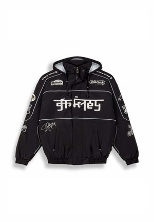 Zwarte jas met een capuchon, oversized pasvorm, elastische mouwen, meerdere logo's en witte accenten, met een grote grafische print op de voorkant.