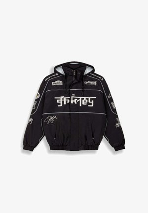Zwarte jas met een capuchon, oversized pasvorm, elastische mouwen, meerdere logo's en witte accenten, met een grote grafische print op de voorkant.