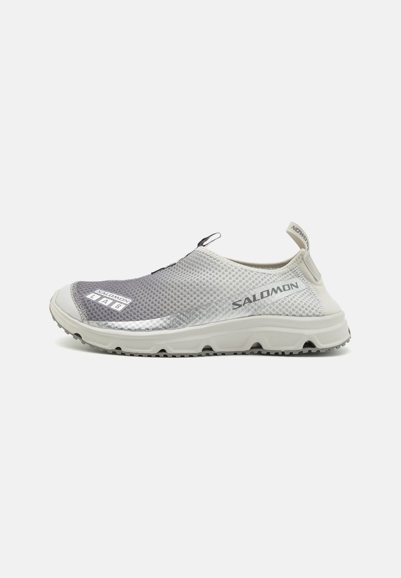 Könnyű slip-on cipők hálós felsőrésszel szürke és fehér színben. Texturált felület, gumitalp és diszkrét logókkal.